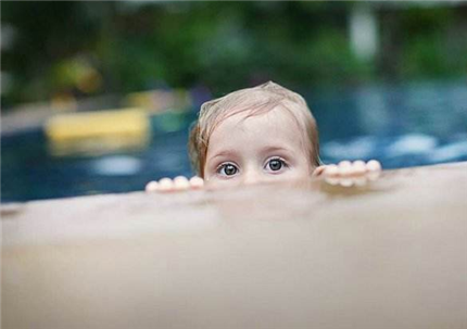 怎样教儿童学游泳?儿童学游泳的最佳年龄是几