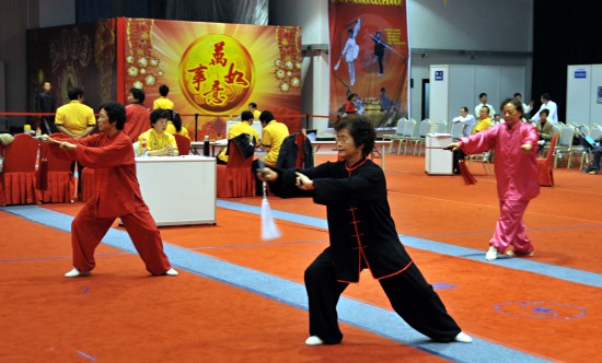 图文-国际武术交流大会在海口举行太极剑术比赛