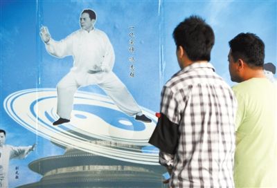 5月8日，冯志强的外孙站在武馆内姥爷的照片前。5日，太极拳宗师冯志强去世。新京报记者