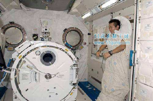 盘点宇航员在太空中的生活 睡觉不能把手脚伸出去