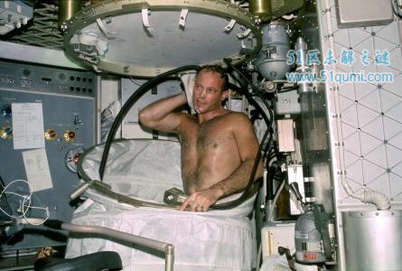 盘点宇航员在太空中的生活 睡觉不能把手脚伸出去