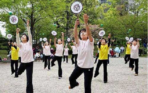 中国太极柔力球传入日本 成老人"广场舞"项目