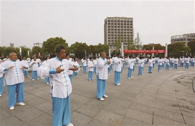 江苏省海门市300名市民展演太极拳
