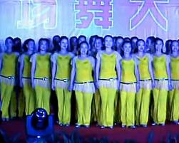 五三广场舞舞动中国窜烧 广场舞变队形表演视频