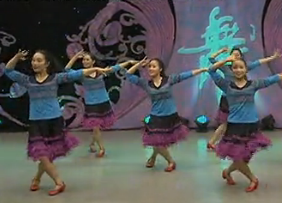 杨艺艺子龙格格广场舞可爱的一朵玫瑰花 蓝色版 美妙多姿的舞蹈
