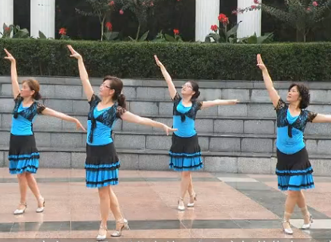 广场舞敬你一杯青稞酒 心语舞队表演 热情欢快的藏族舞蹈