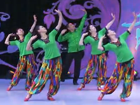 杨艺贺月秋广场舞新疆秋月 第二版舞蹈视频