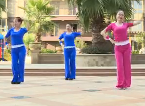 杨丽萍广场舞风情万种 现代健身舞教学 曾雨轩《风情万种》歌词