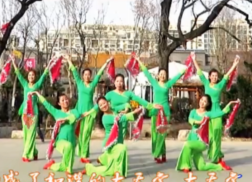 刘荣广场舞中国有个小地方正面背面演示教学 变队形表演 于文华《中国有个小地方》歌词