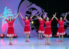 中老年广场舞红团队正面演示 复兴之梦的时代标志性歌曲