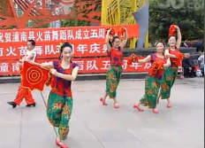 重庆红蜻蜓广场舞东北大姑娘队形表演 手绢舞 东北秧歌舞