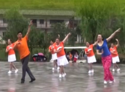 心中的次仁拉姆广场舞团队舞蹈视频 幸福天天广场舞合跳演示