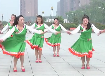 行政中心广场舞 唱给卓玛姑娘 表演 视频舞曲免费