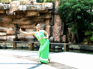 广西灵山曹曹的傣族风格广场舞《金风吹来的时候》视频