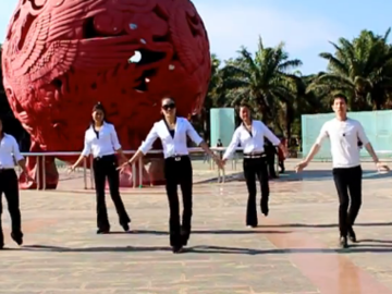 凤凰香香的鬼步广场舞《众人划桨开大船》教学视频