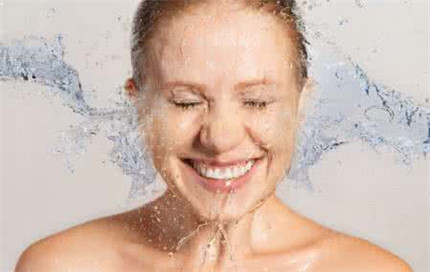 洗脸绝对不能有的9件事 做好让你年轻10岁