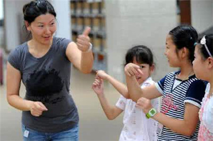 中国有多少个聋哑人口_中国人的一天 聋哑人陈莹