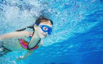 怎样教儿童学游泳?儿童学游泳的最佳年龄是几岁?