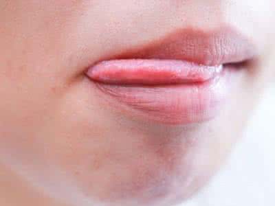导致嘴唇发干的一些坏习惯 嘴唇干的8大护理方法