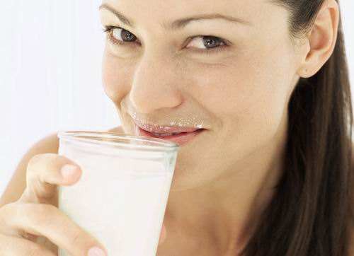 睡前喝牛奶会胖吗?睡前喝牛奶有什么好处?