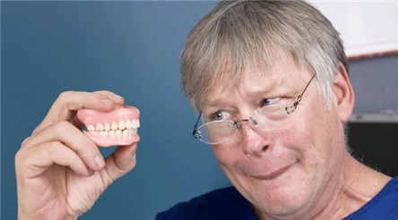 戴活动假牙有什么危害?戴活动假牙的注意事项