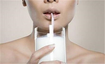 空腹喝牛奶好不好?空腹喝牛奶的危害
