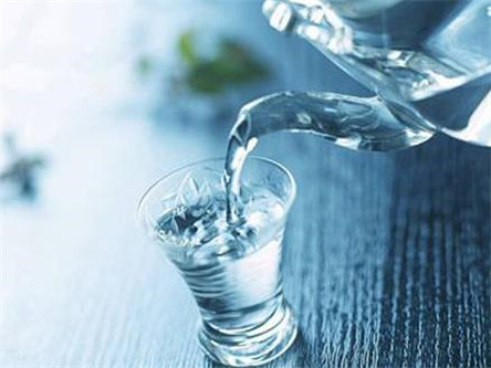 多喝水的好处和危害 这个时候切记不要喝水