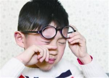 早期近视的症状有哪些?如何提前预防?