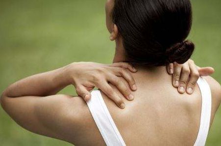 造成肩膀疼痛主因是什么?花5分钟做肩膀伸展操