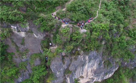 悬崖村庄:阿土勒尔村 爬2个小时悬崖才能上学