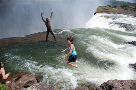 最危险的游泳池 在瀑布上游泳你敢吗?
