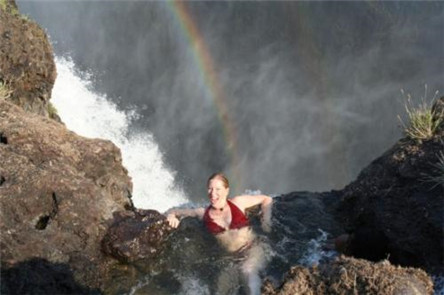 最危险的游泳池 在瀑布上游泳你敢吗?