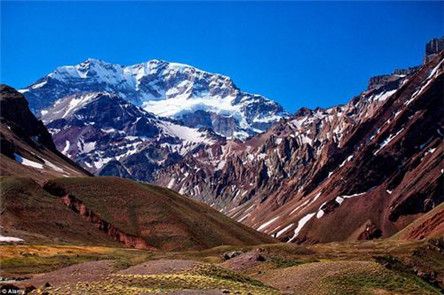 世界最长的山脉 全长8900公里