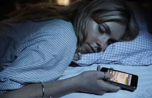睡觉时常把手机放枕边等于慢性自杀!