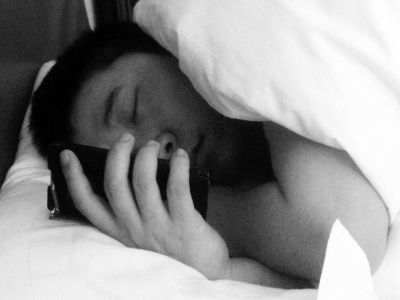 睡觉时常把手机放枕边等于慢性自杀!