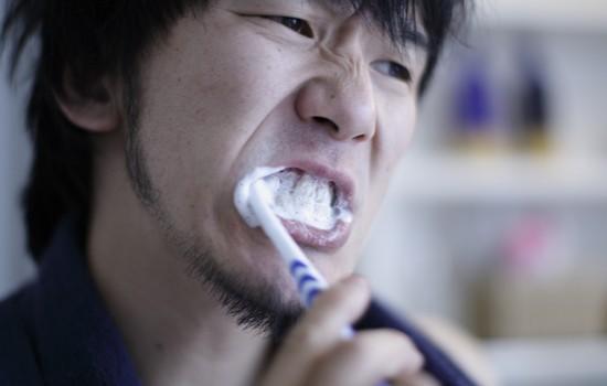 刷牙时总有干呕的感觉?千万别忽略 小心这些病!
