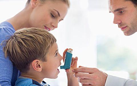 孩子患有哮喘的家长请看过来 这些原因要注意!