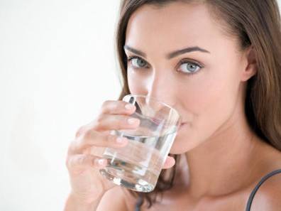 喝水的好处众多 如何喝水才能摆脱身体这些症状