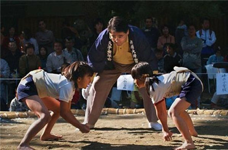 日本女相扑的发展 从色情到竞技的演变