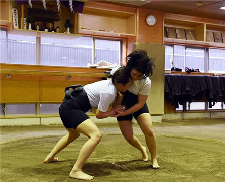 日本女相扑的发展 从色情到竞技的演变
