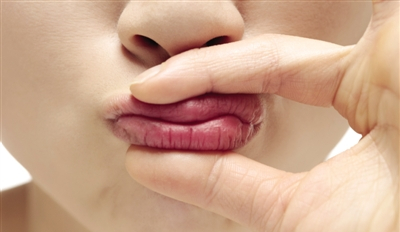 舔嘴唇对皮肤有什么伤害？